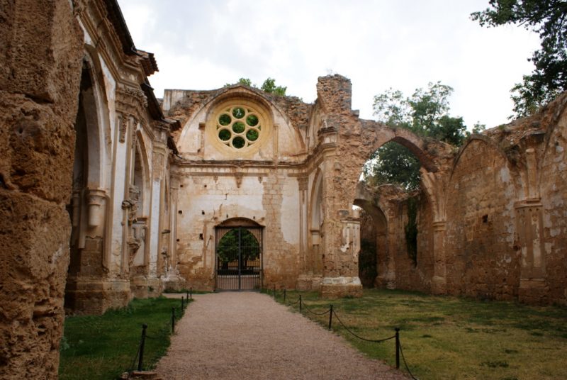 Foto de AdriPozuelo - Naves de la iglesia en ruinas del Monasterio de Piedra