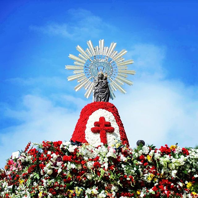 Pilares con buena ambiente - Foto de @ofrendavirgendelpilar - La Ofrenda de Flores a la Virgen del Pilar de Zaragoza es de los actos más multitudinarios de las Fiestas del Pilar