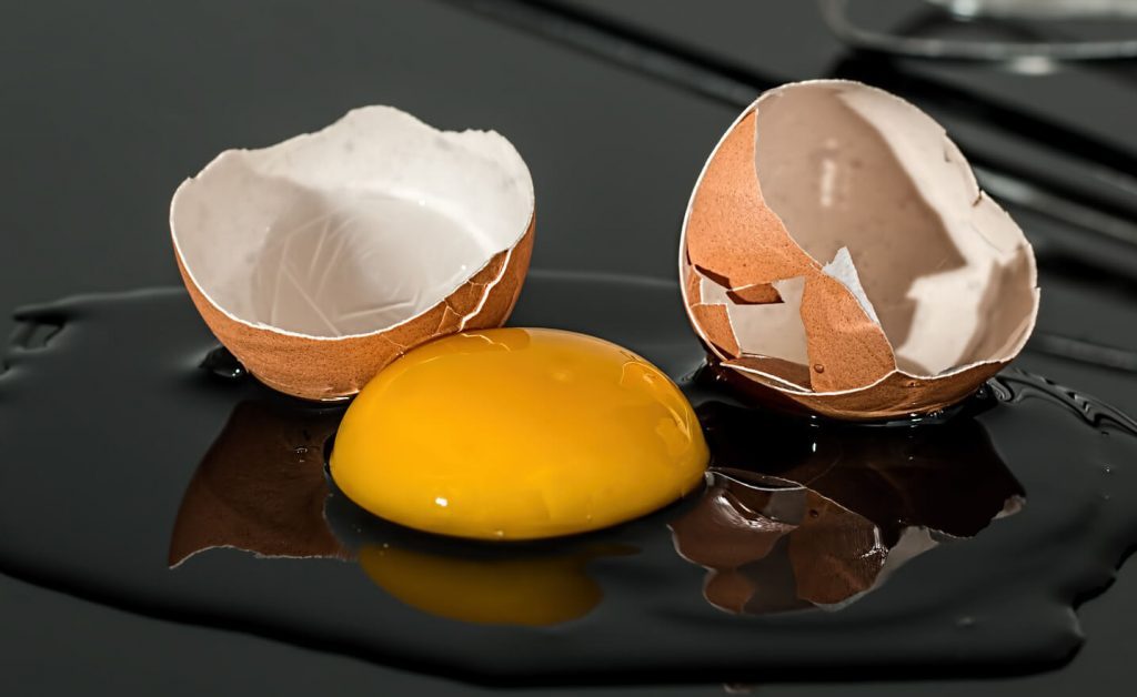 costumbres de Nochevieja ver el futuro que te depara el año en el huevo