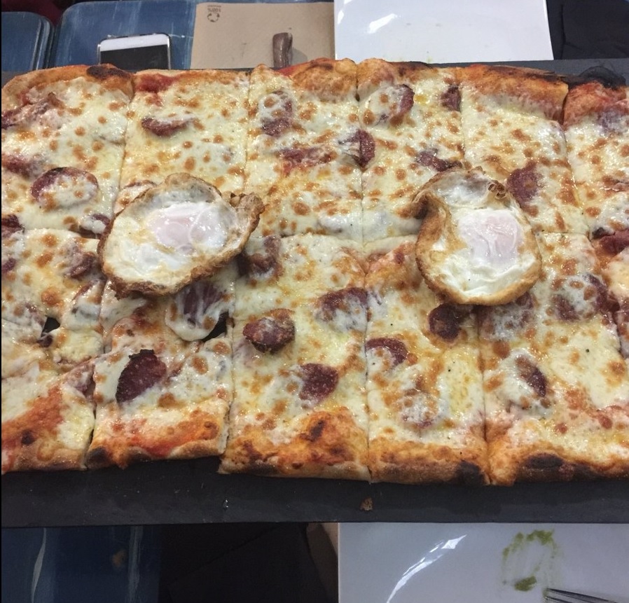 pizzerias de zaragoza - metropolis pídete la pizza de metro y empachate a gusto