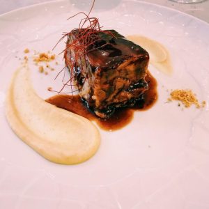 Pilares con buen ambiente - Foto de @comeresdesabios - Lingote de ternasco a baja temperatura del restaurante Casa Pedro