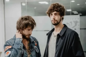 Pecker estrena videoclip de su Remix Acapulco y colabora con el Huesca