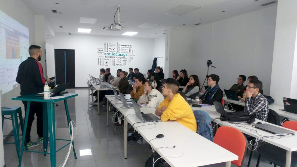Cómo formarte digitalmente en Aragón - Clase del Curso de WordPress en Aula CM Zaragoza en las instalaciones de Pablo Ruíz Picasso 10
