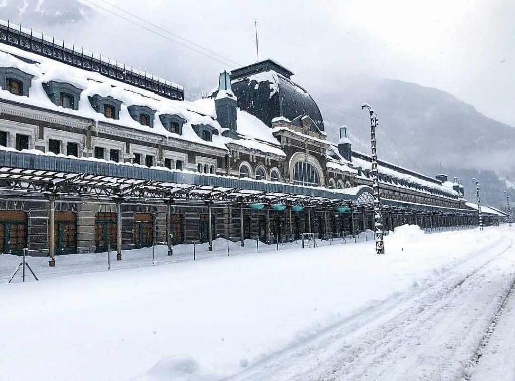 Preciosa foto invernal de la estación de Canfranc en Huesca cubierta por la nieve - sahila_vidapirata