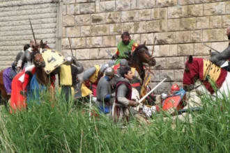 Recreación medieval en Monzón con caballeros y mercado templario