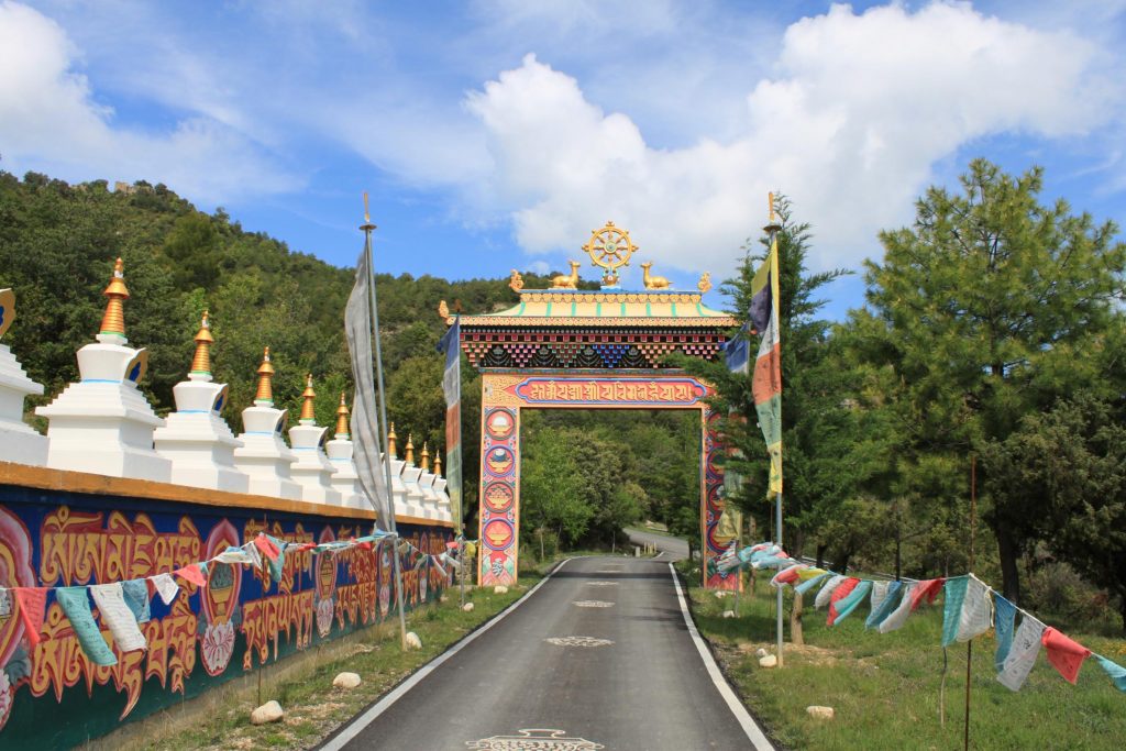 Fuente Wikipedia. La entrada al monasterio budista de Panillo.jpg